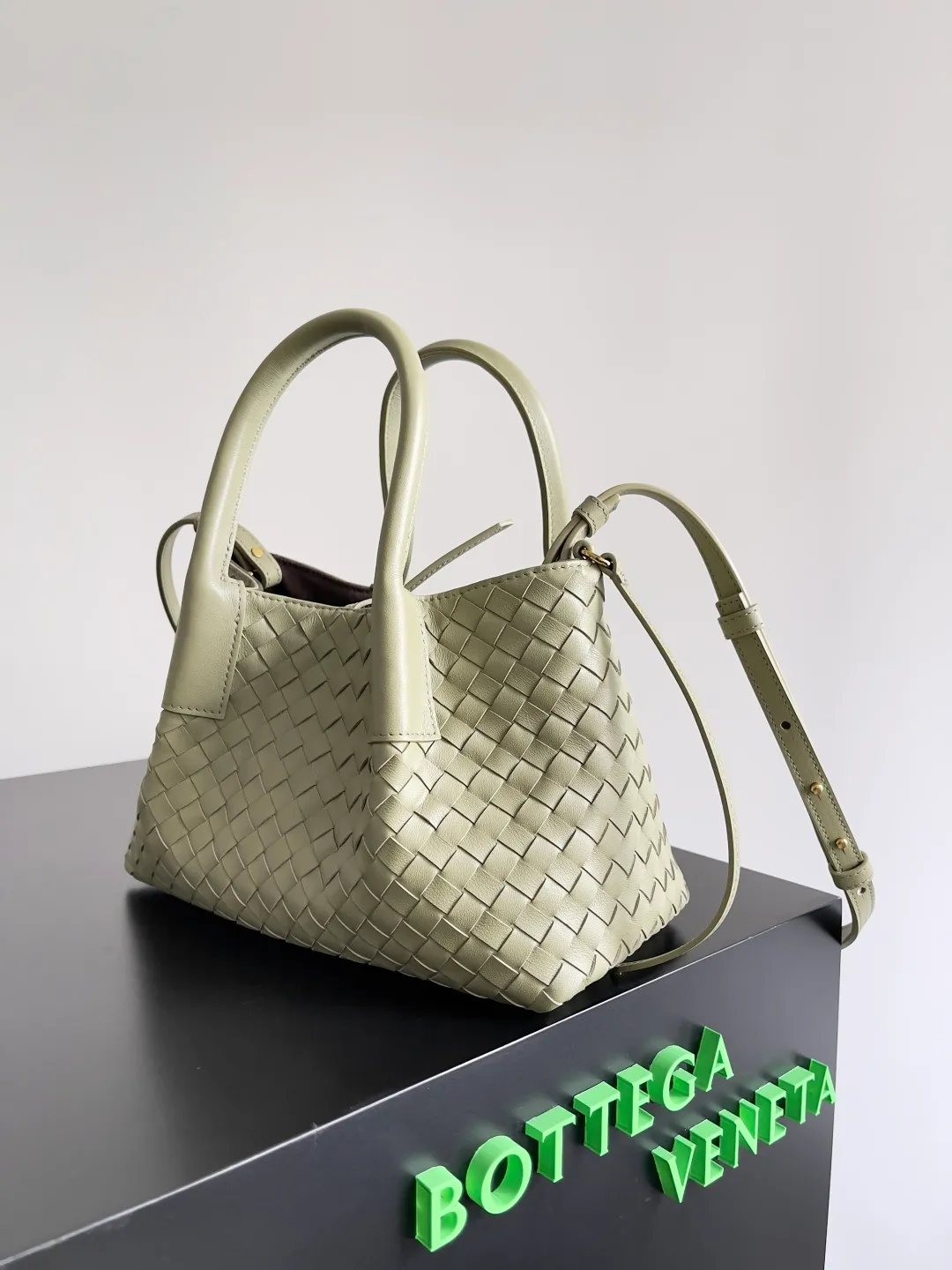 Batch 1660 BOTTEGA VENETA 2025 new product pinacoteca has super soft leather, and the weaving function, practicality and relaxed fashion sense have not fallen behind❤️‍🔥Amway has given sisters a must-have bag when going out. The size of the bag also accurately meets the commuting needs of urban beauties. It can accommodate mobile phones, keys, lipstick, powder, sunscreen, shopping bags...all of it! ! ! 🔥The capacity should not be underestimated~ It does not choose people, clothes, or occasions. With its majestic curved outline, exquisite woven texture, delicate edges and rounded handles, this woven vegetable basket bag truly achieves the goal of "dressing up and being fashionable without getting in the way"~ Are you interested in Jimei? Style number: 819004 Size: 24*15*12cm